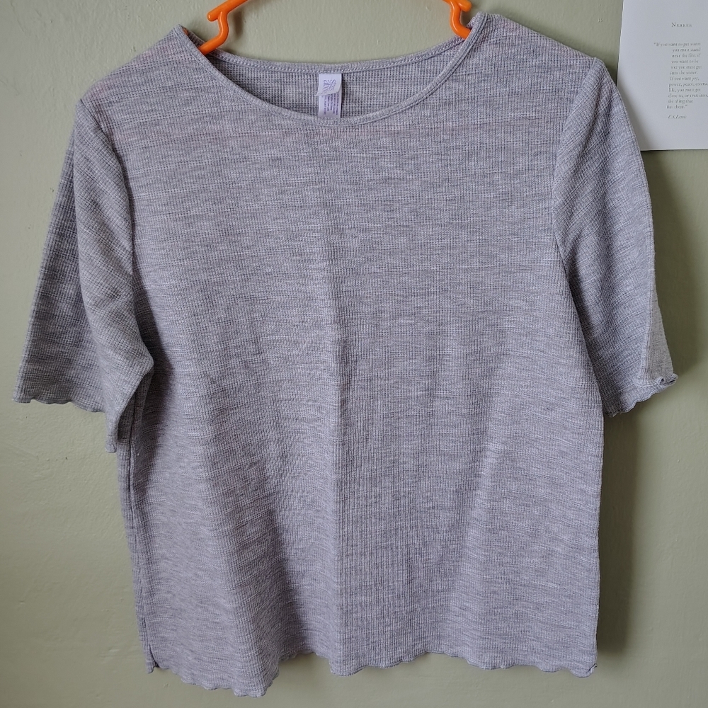☀️5/$25☀️ Stars Above Women's Medium Gray Short-sleeve Scalloped Hem Tee